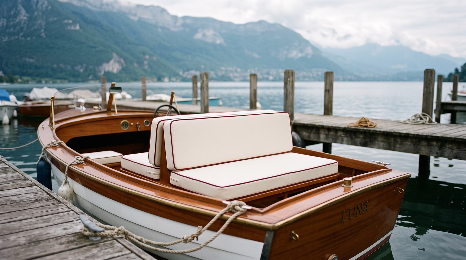 Sellerie nautique sur le Léman : coussins, banquettes et tauds